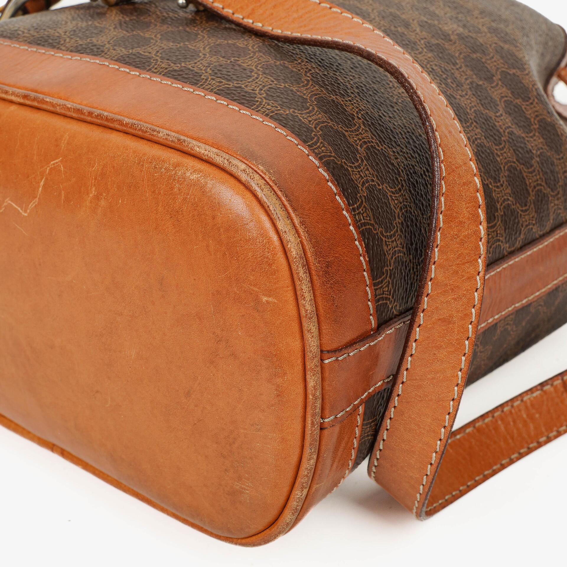 Celine Vintage Macadam Triomphe Bucket Bag mit Zugband in Braun
