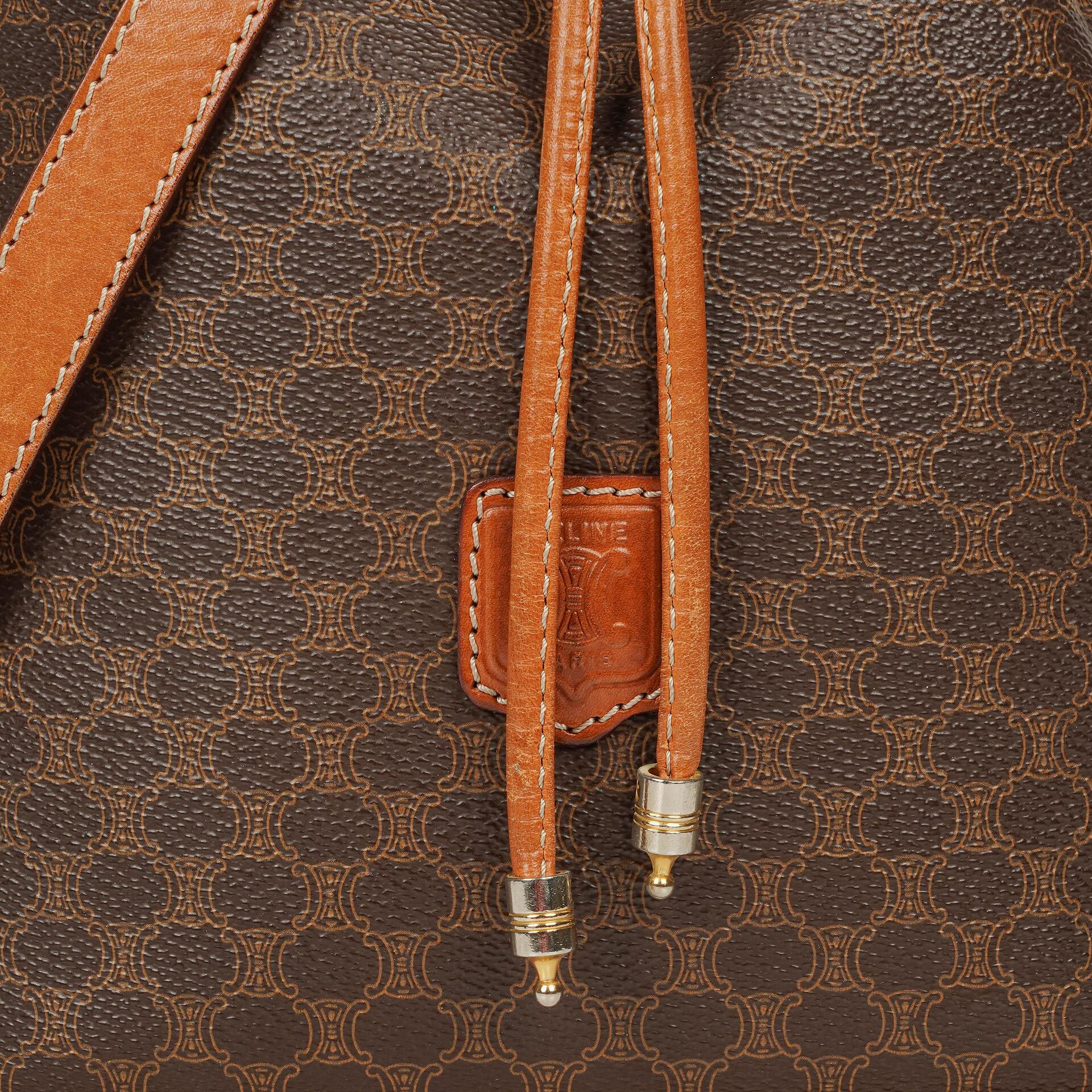 Celine Vintage Macadam Triomphe Bucket Bag mit Zugband in Braun