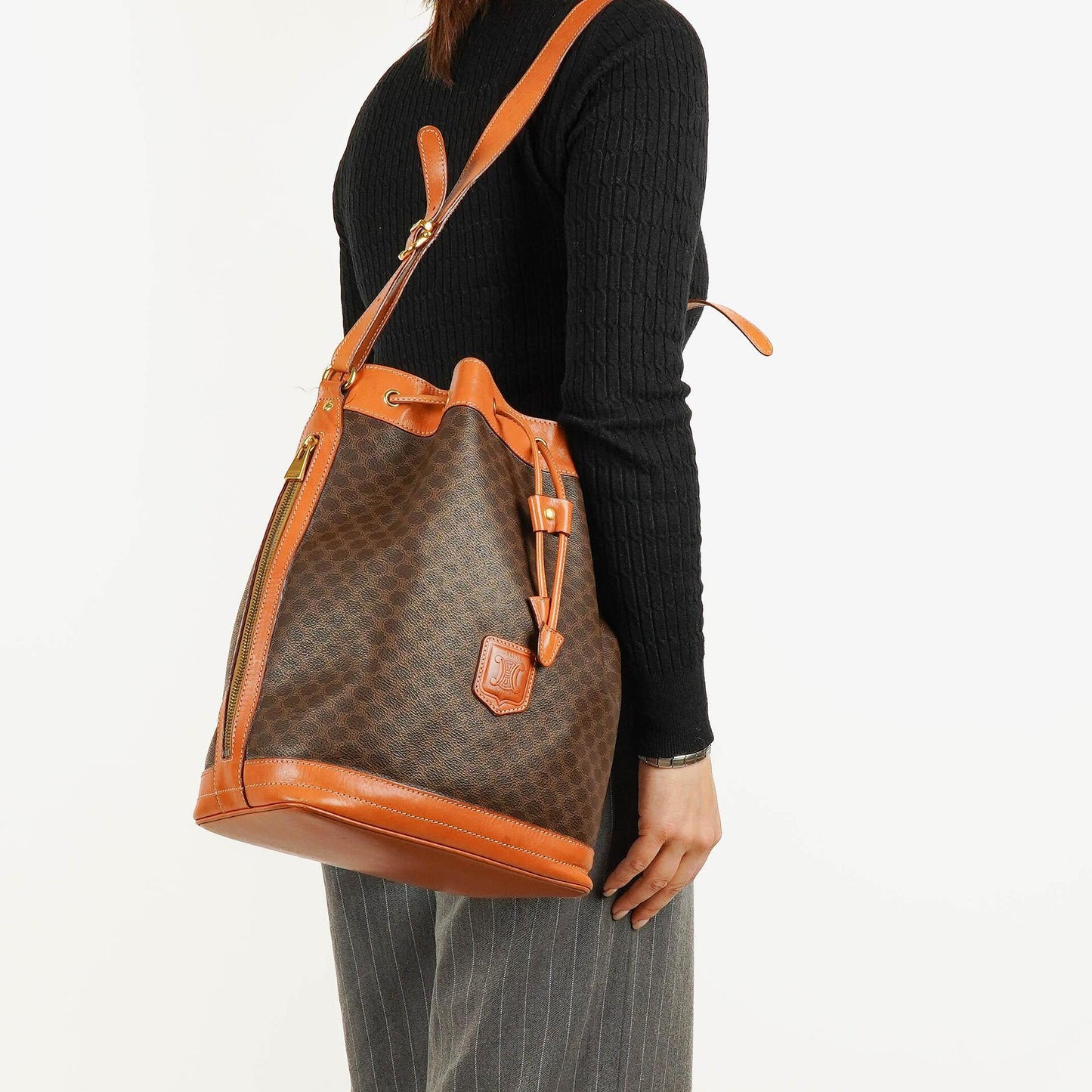 Celine Vintage Macadam Triomphe Bucket Bag mit Zugband in Braun