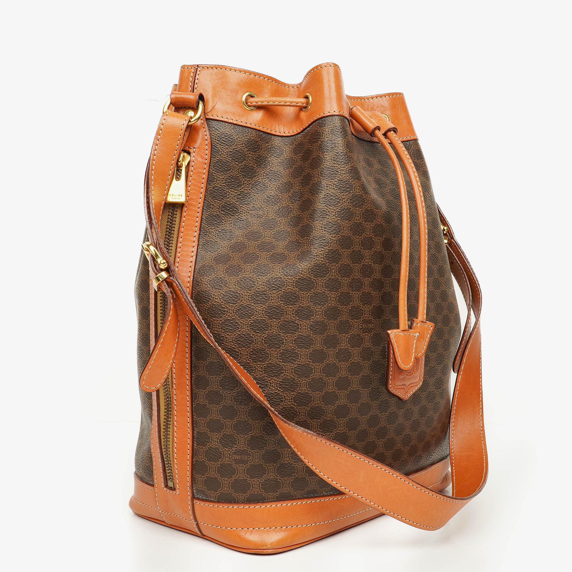 Celine Vintage Macadam Triomphe Bucket Bag mit Zugband in Braun