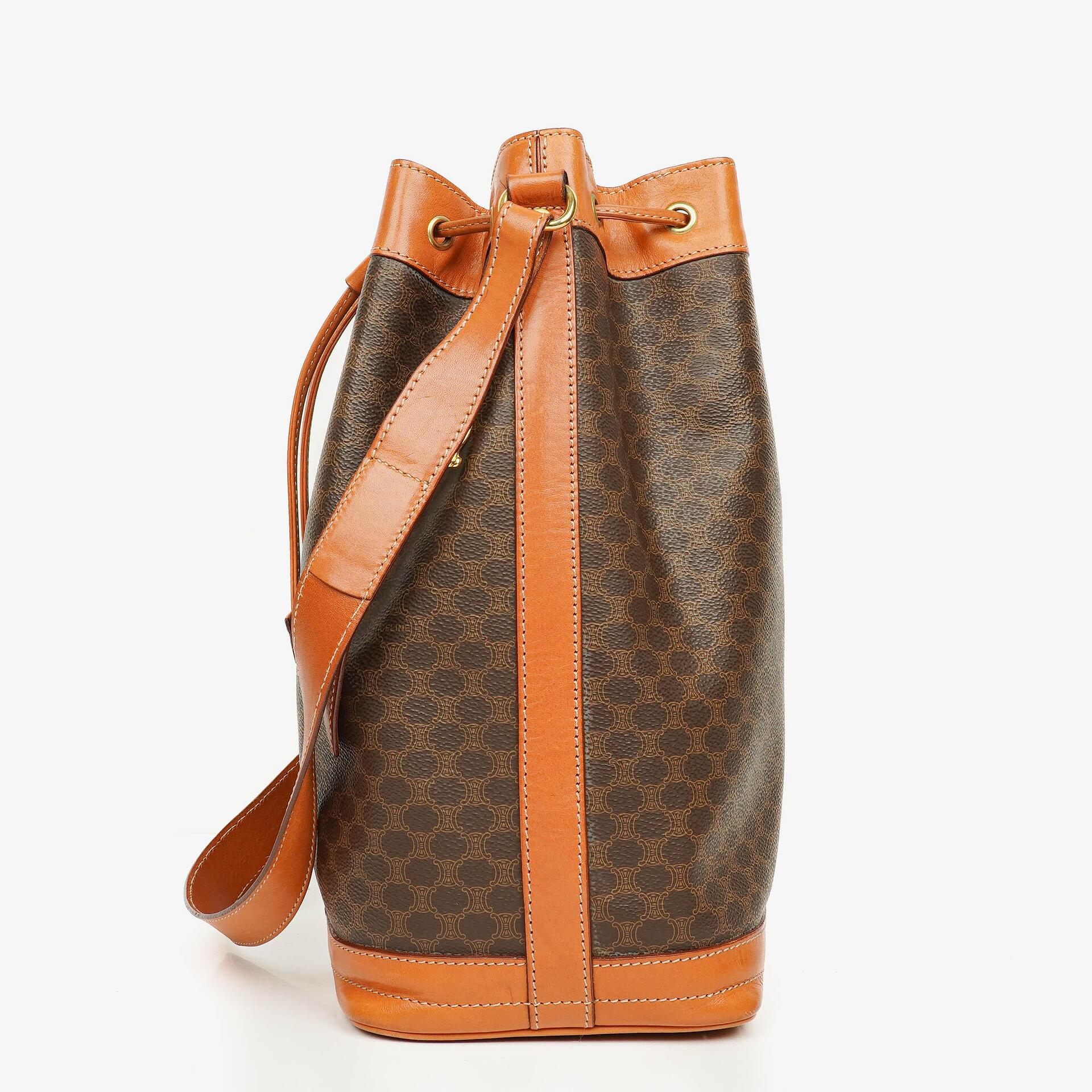 Celine Vintage Macadam Triomphe Bucket Bag mit Zugband in Braun