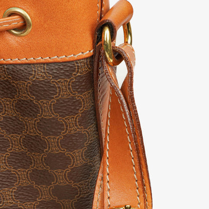 Celine Vintage Macadam Triomphe Bucket Bag mit Zugband in Braun