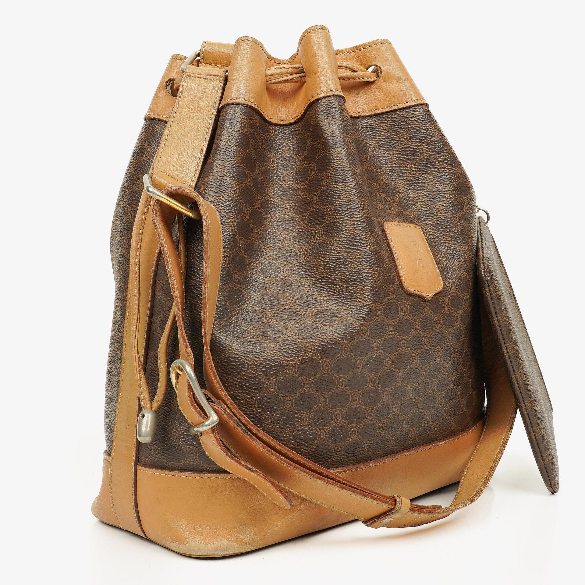 Celine Vintage Macadam Triomphe Bucket Bag mit Zugband in Braun