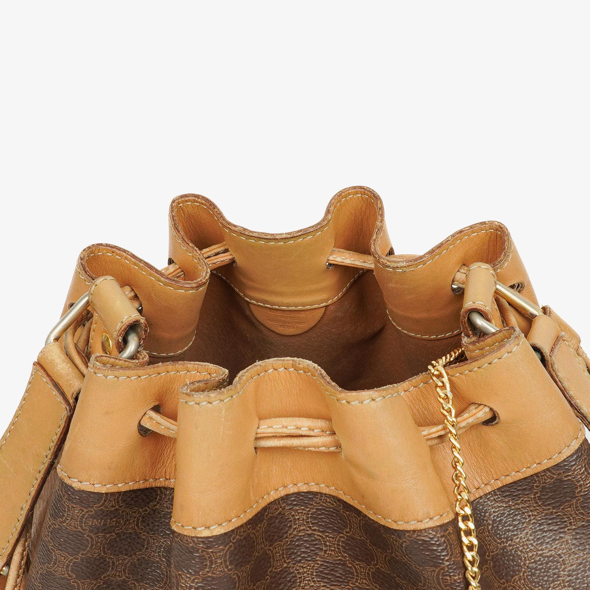 Celine Vintage Macadam Triomphe Bucket Bag mit Zugband in Braun