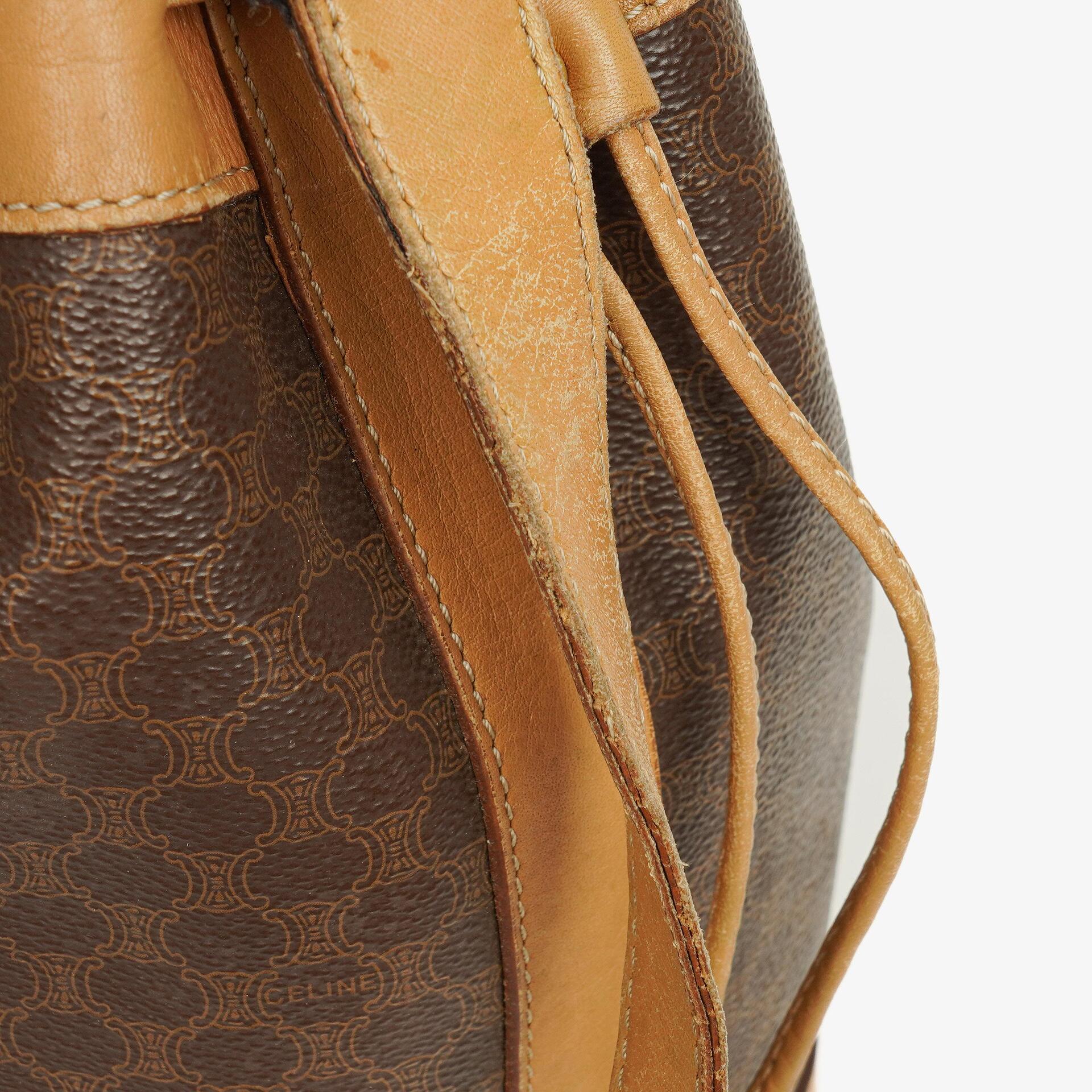 Celine Vintage Macadam Triomphe Bucket Bag mit Zugband in Braun