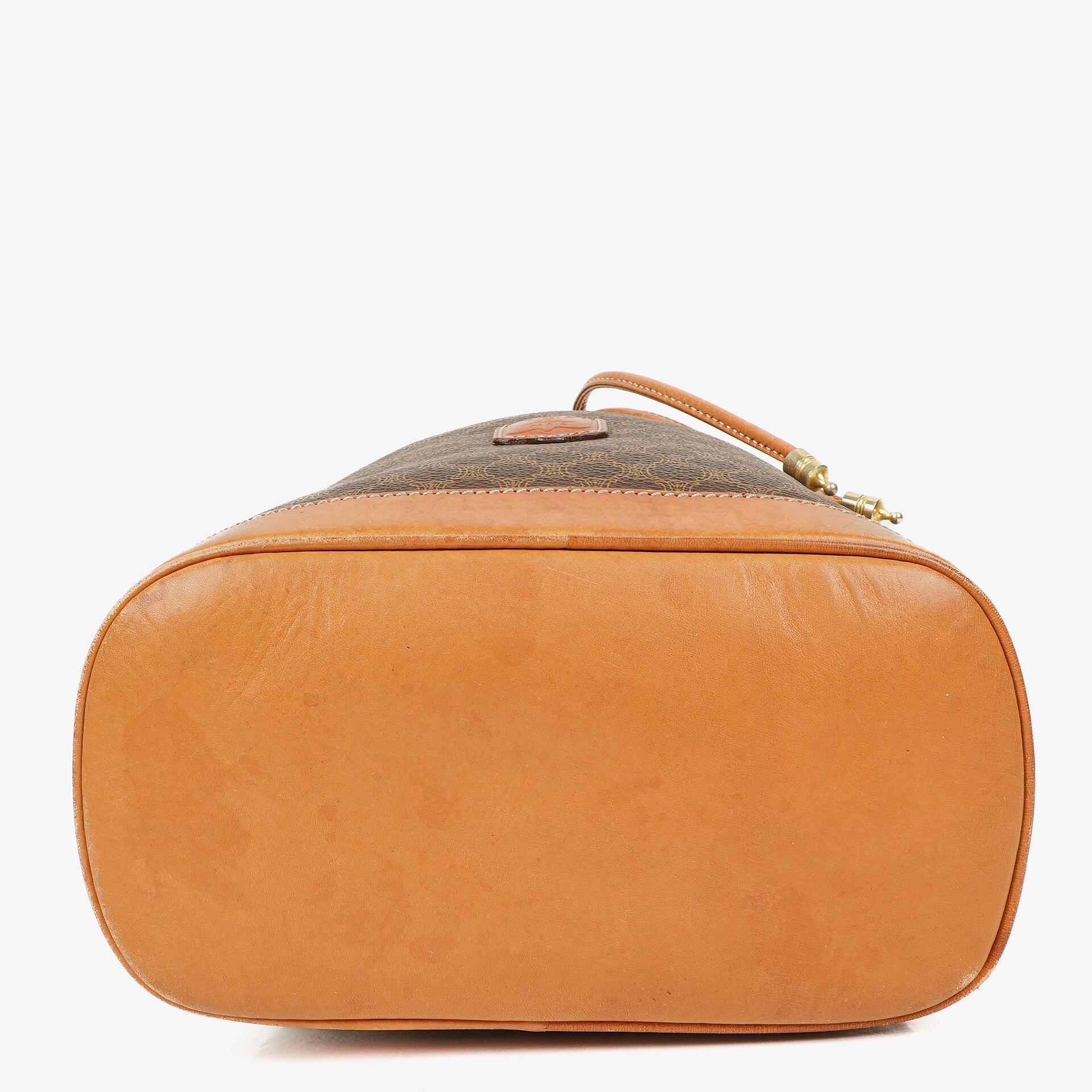 Celine Vintage Macadam Triomphe Bucket Bag mit Zugband in Braun