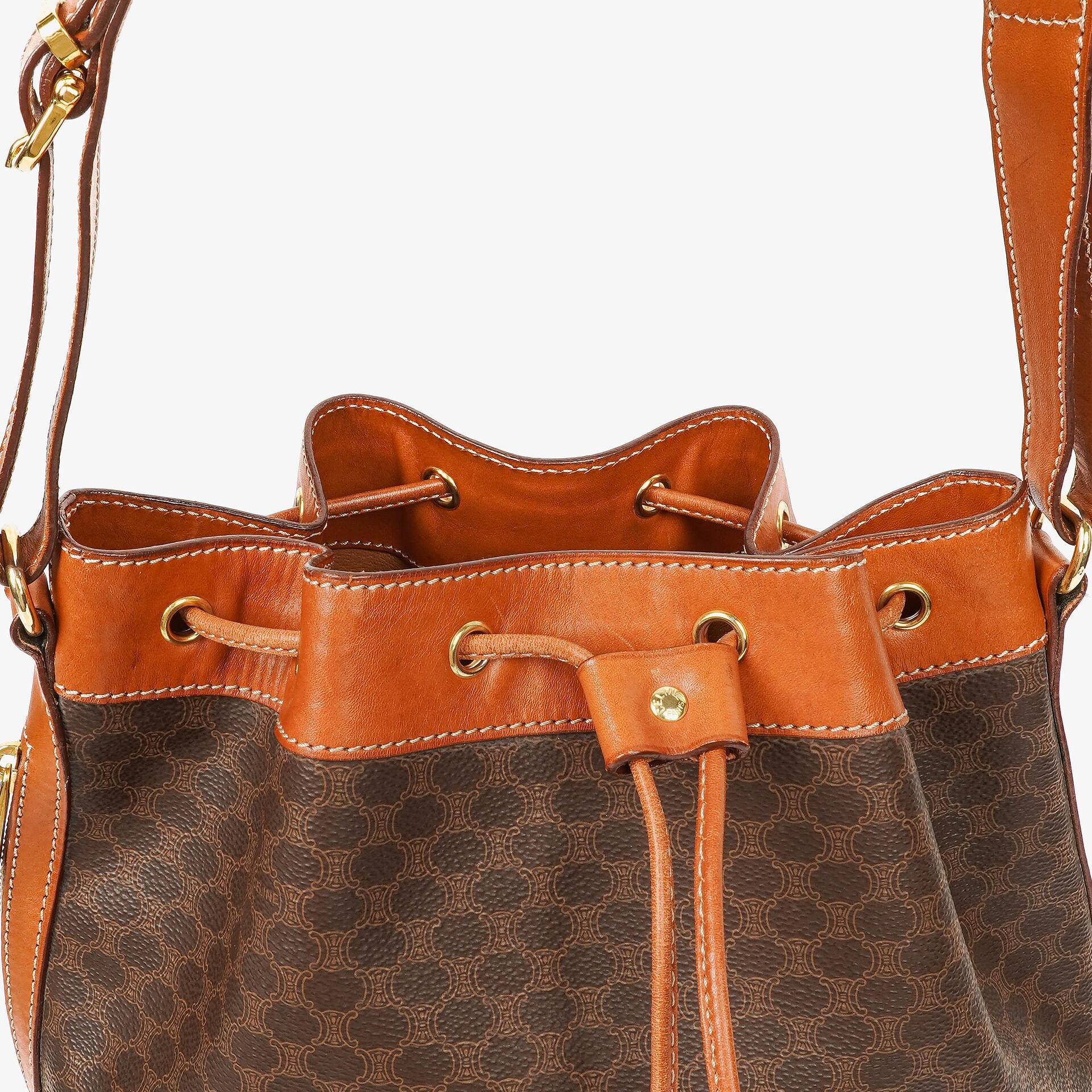Celine Vintage Macadam Triomphe Bucket Bag mit Zugband in Braun