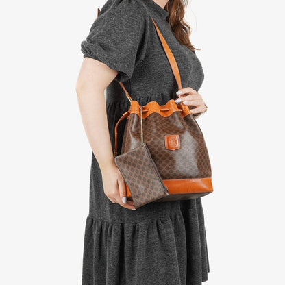 Celine Vintage Macadam Triomphe Bucket Bag mit Kordelzug in Braun