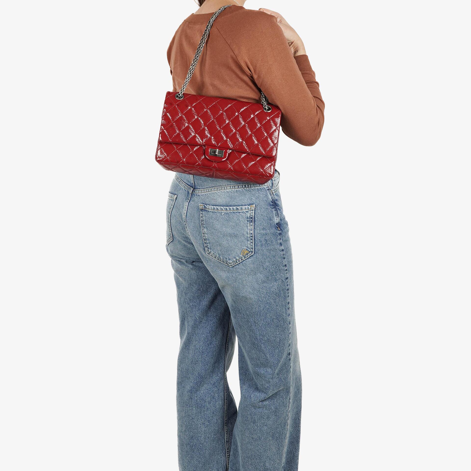 Chanel 2.55 Reissue 226 Flap Tasche aus rotem Knitterlackleder mit Ruthenium-Beschlägen