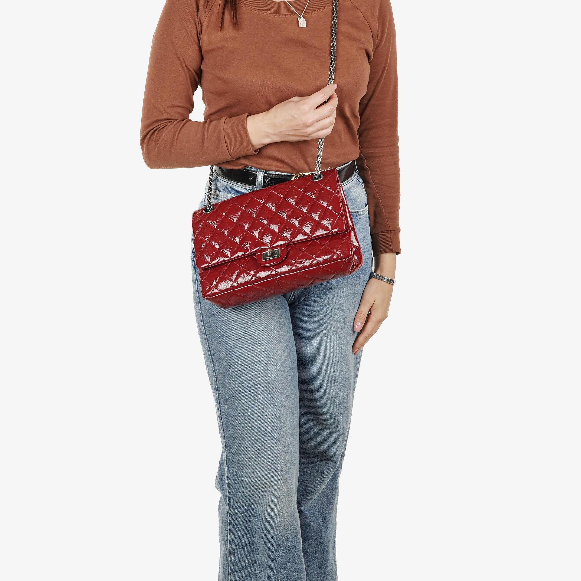 Chanel 2.55 Reissue 226 Flap Tasche aus rotem Knitterlackleder mit Ruthenium-Beschlägen
