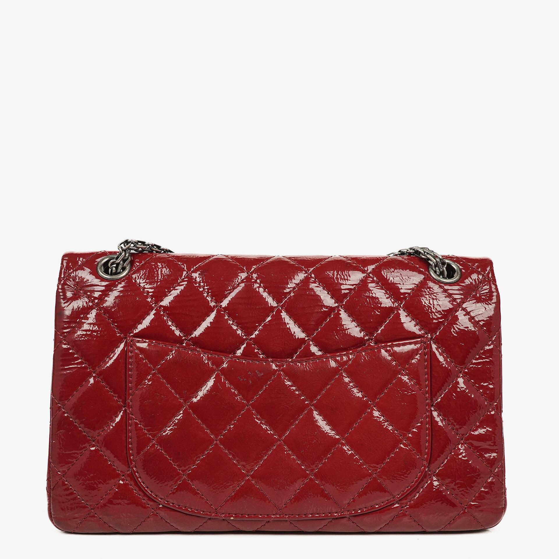 Chanel 2.55 Reissue 226 Flap Tasche aus rotem Knitterlackleder mit Ruthenium-Beschlägen