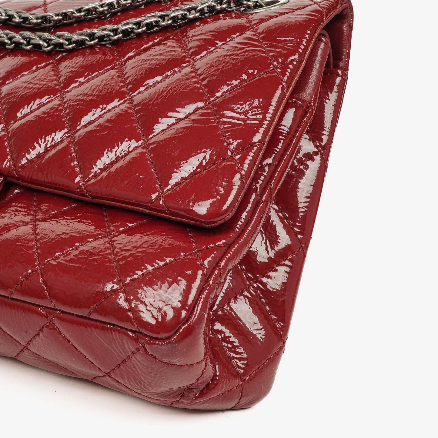 Chanel 2.55 Reissue 226 Flap Tasche aus rotem Knitterlackleder mit Ruthenium-Beschlägen