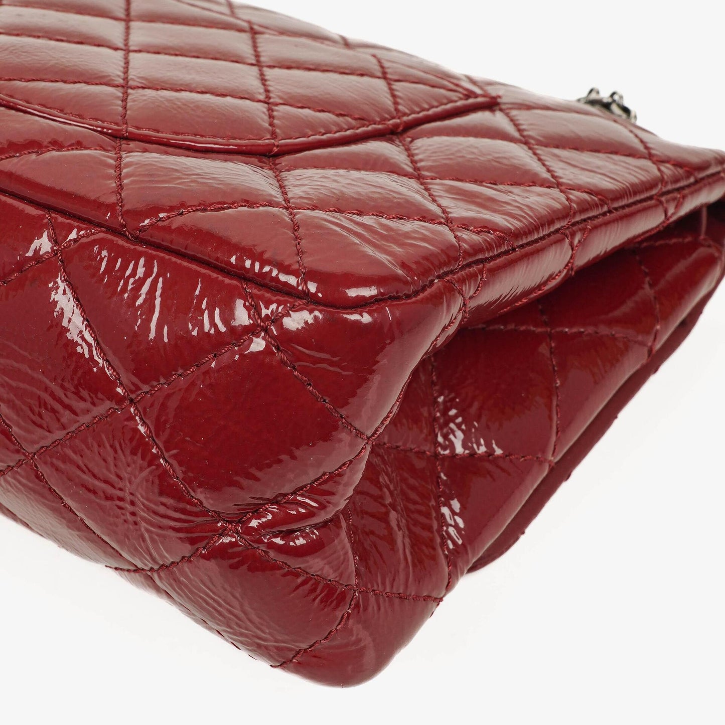 Chanel 2.55 Reissue 226 Flap Tasche aus rotem Knitterlackleder mit Ruthenium-Beschlägen