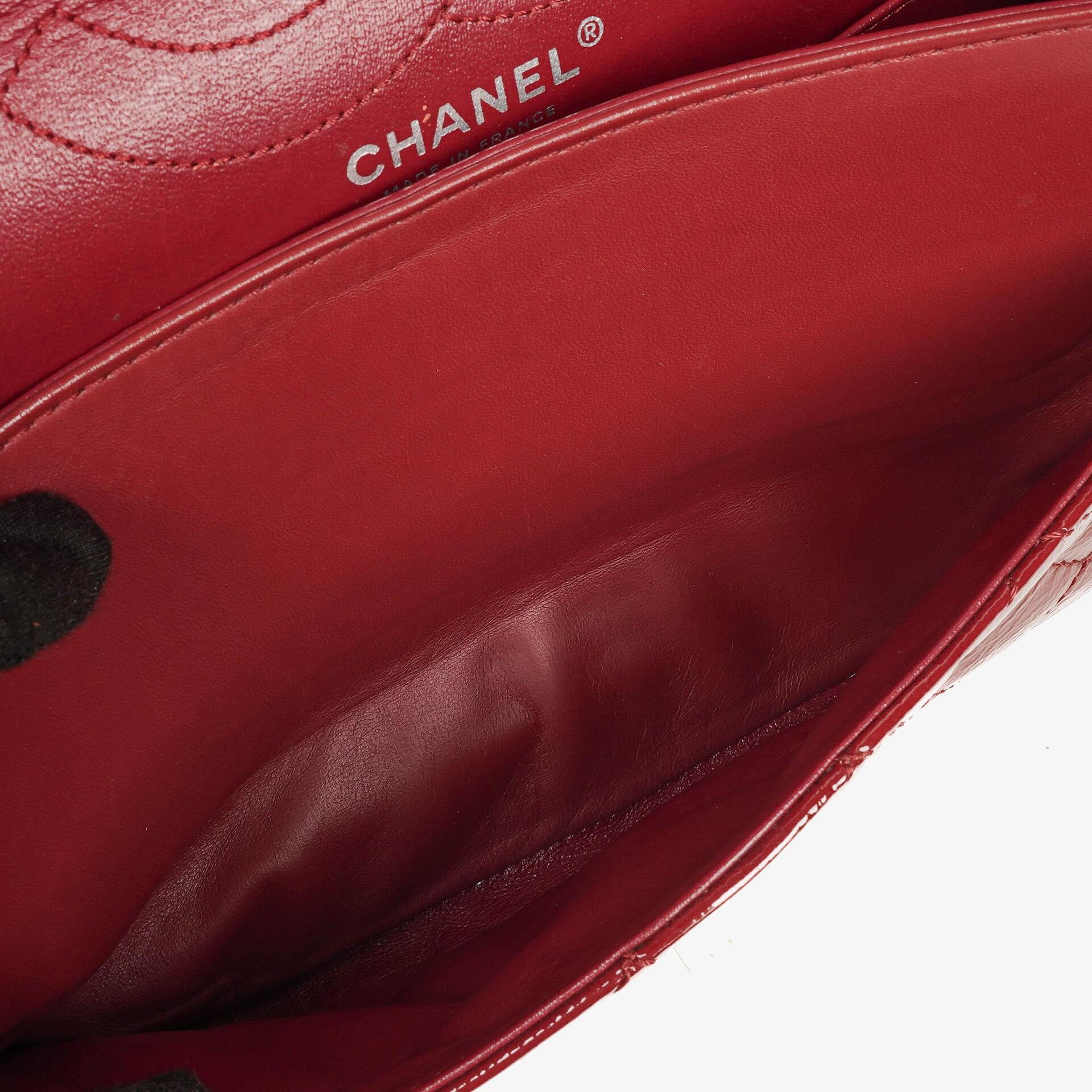 Chanel 2.55 Reissue 226 Flap Tasche aus rotem Knitterlackleder mit Ruthenium-Beschlägen