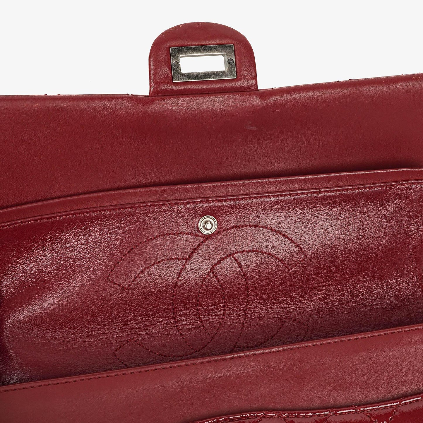 Chanel 2.55 Reissue 226 Flap Tasche aus rotem Knitterlackleder mit Ruthenium-Beschlägen
