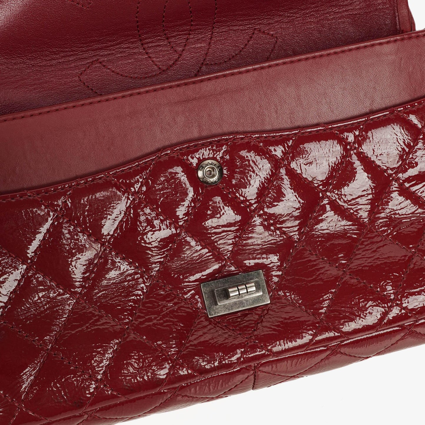 Chanel 2.55 Reissue 226 Flap Tasche aus rotem Knitterlackleder mit Ruthenium-Beschlägen