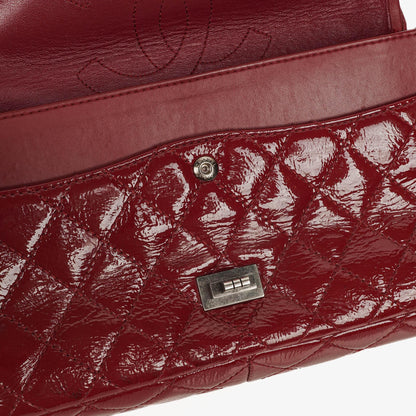 Chanel 2.55 Reissue 226 Flap Tasche aus rotem Knitterlackleder mit Ruthenium-Beschlägen