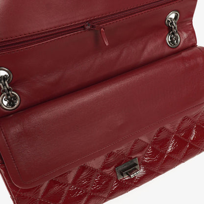 Chanel 2.55 Reissue 226 Flap Tasche aus rotem Knitterlackleder mit Ruthenium-Beschlägen