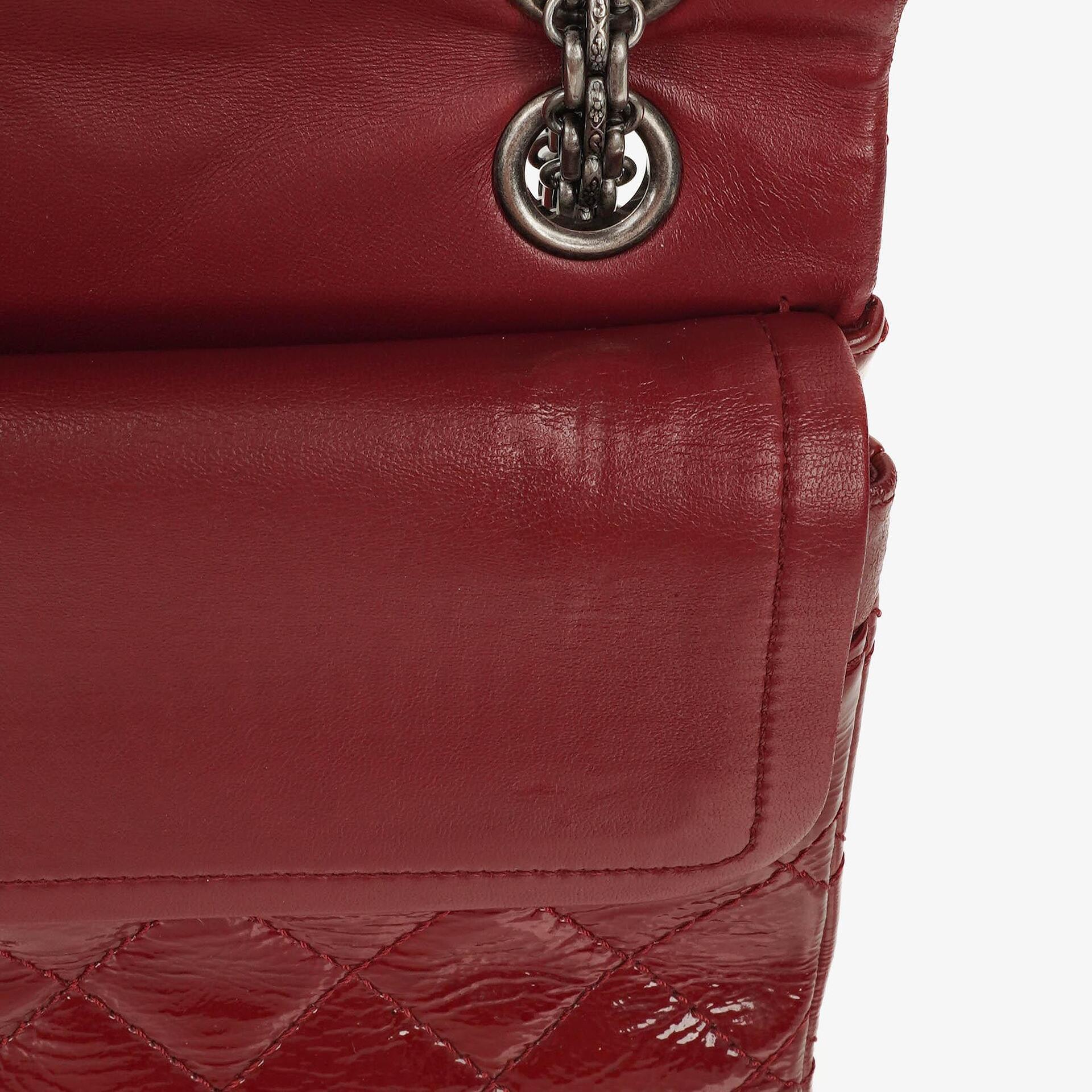Chanel 2.55 Reissue 226 Flap Tasche aus rotem Knitterlackleder mit Ruthenium-Beschlägen