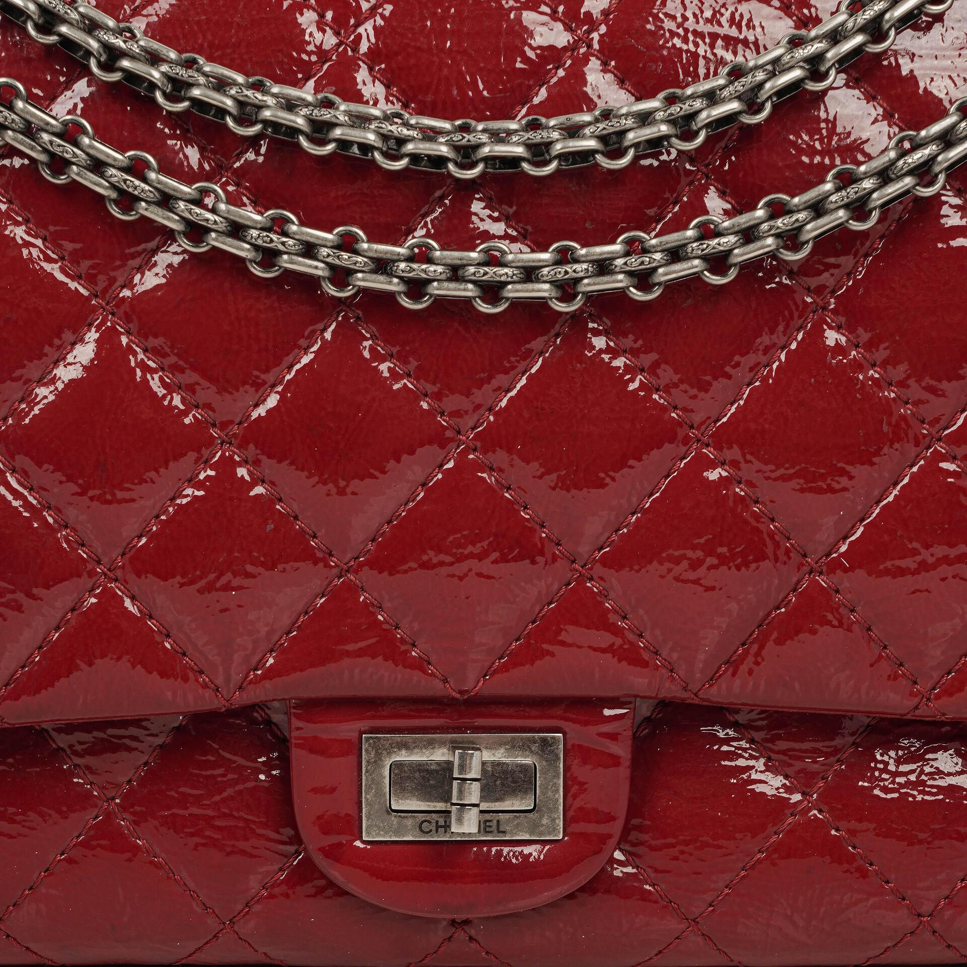 Chanel 2.55 Reissue 226 Flap Tasche aus rotem Knitterlackleder mit Ruthenium-Beschlägen