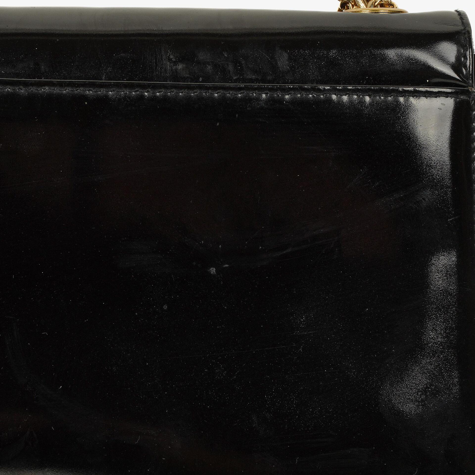 Chanel 2.55 Schultertasche aus schwarzem Lackleder mit Mademoiselle-Kette