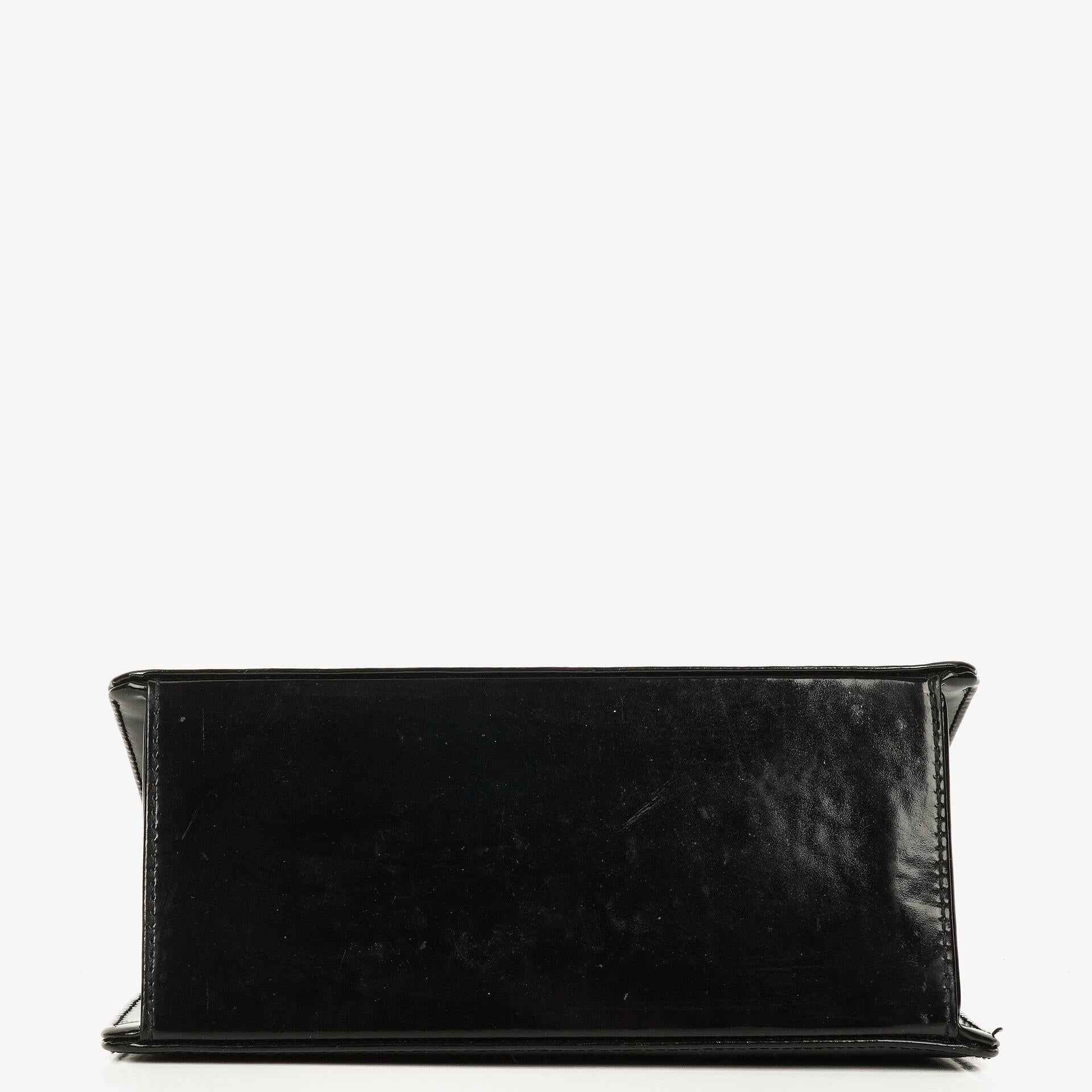 Chanel 2.55 Schultertasche aus schwarzem Lackleder mit Mademoiselle-Kette