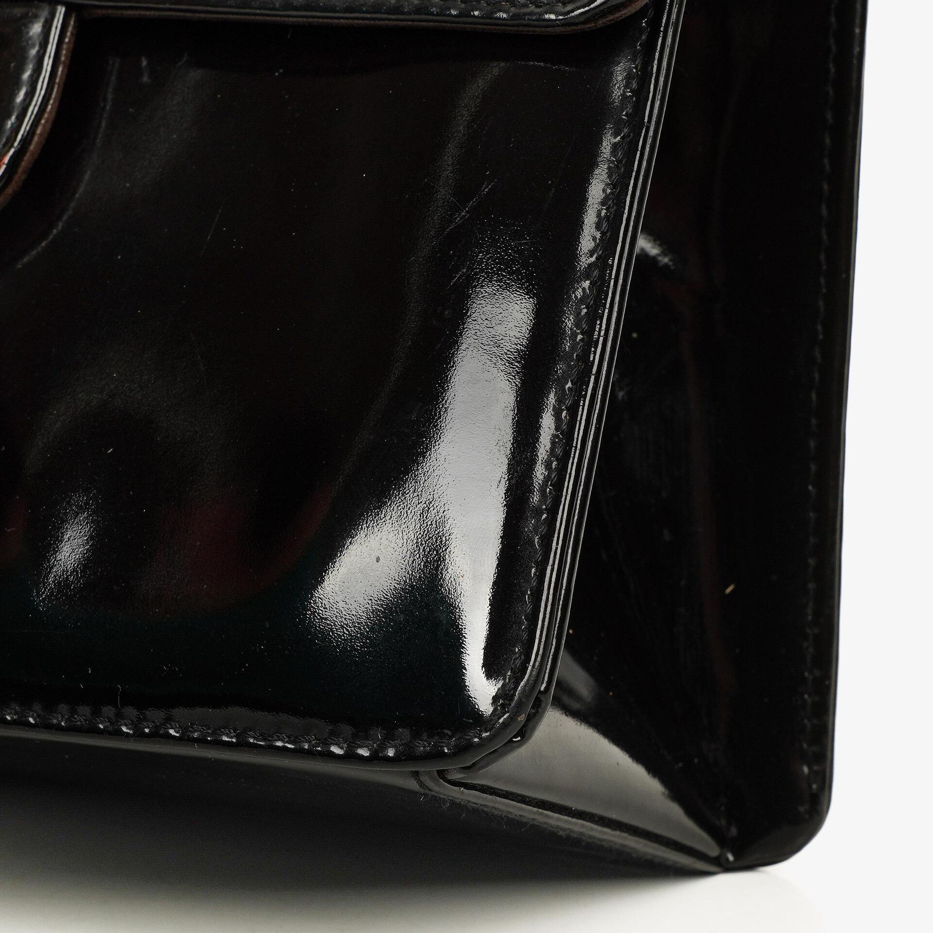 Chanel 2.55 Schultertasche aus schwarzem Lackleder mit Mademoiselle-Kette