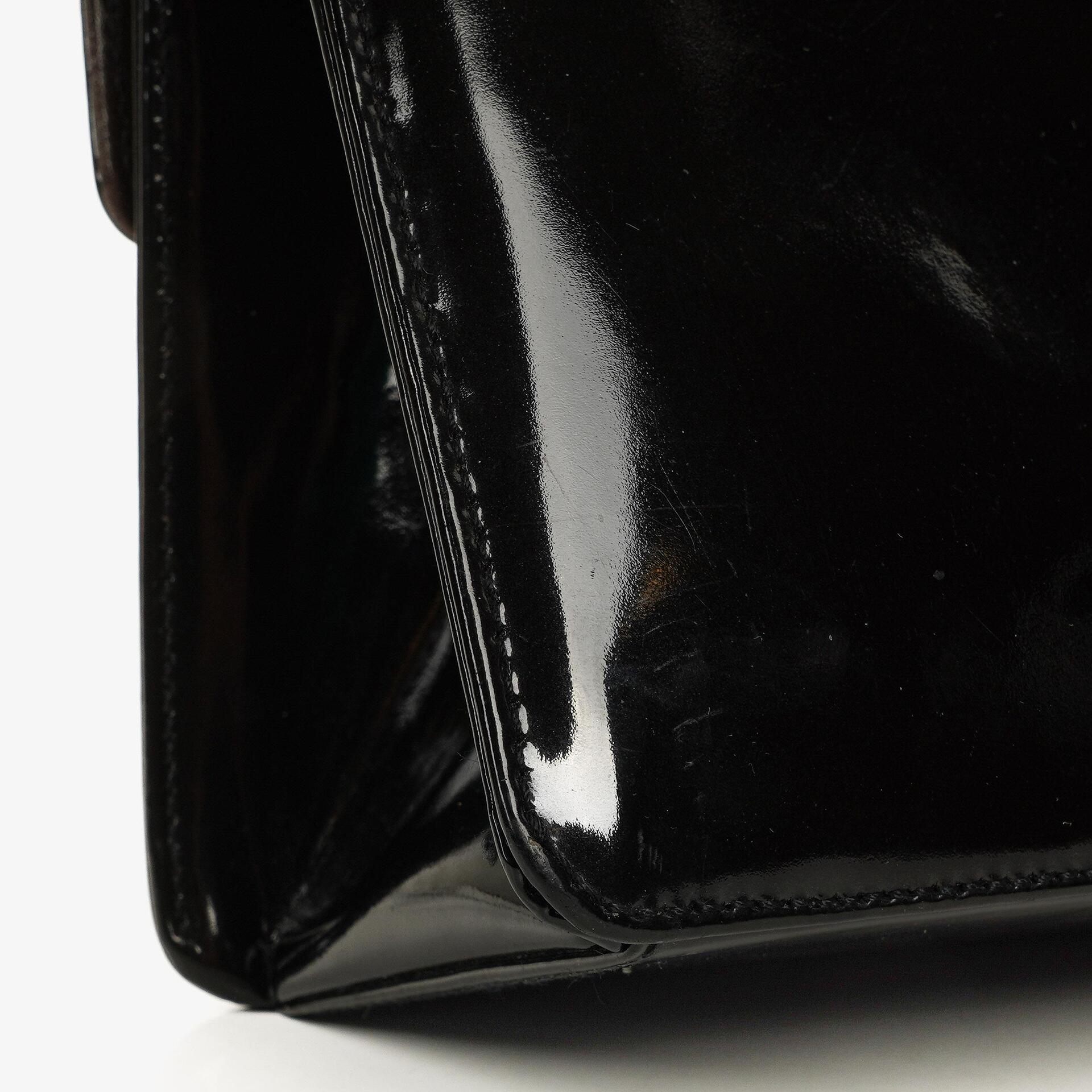 Chanel 2.55 Schultertasche aus schwarzem Lackleder mit Mademoiselle-Kette