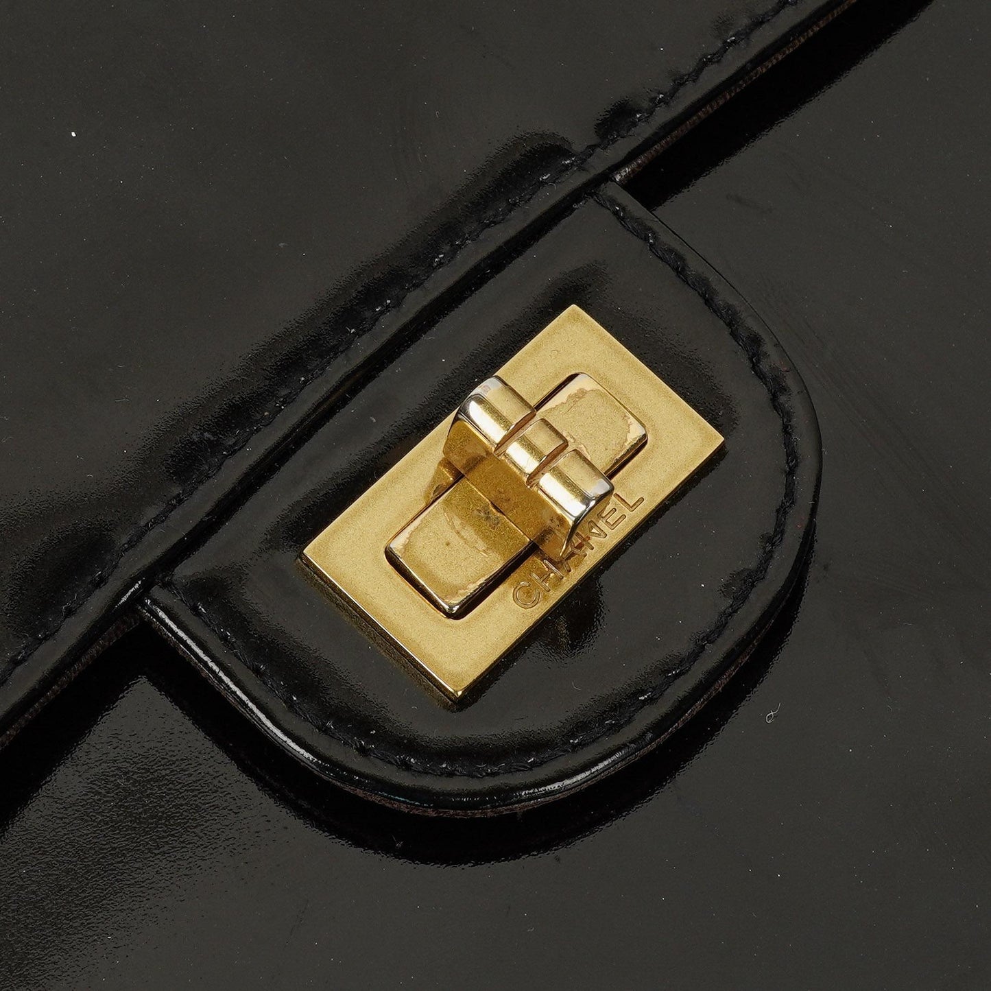Chanel 2.55 Schultertasche aus schwarzem Lackleder mit Mademoiselle-Kette