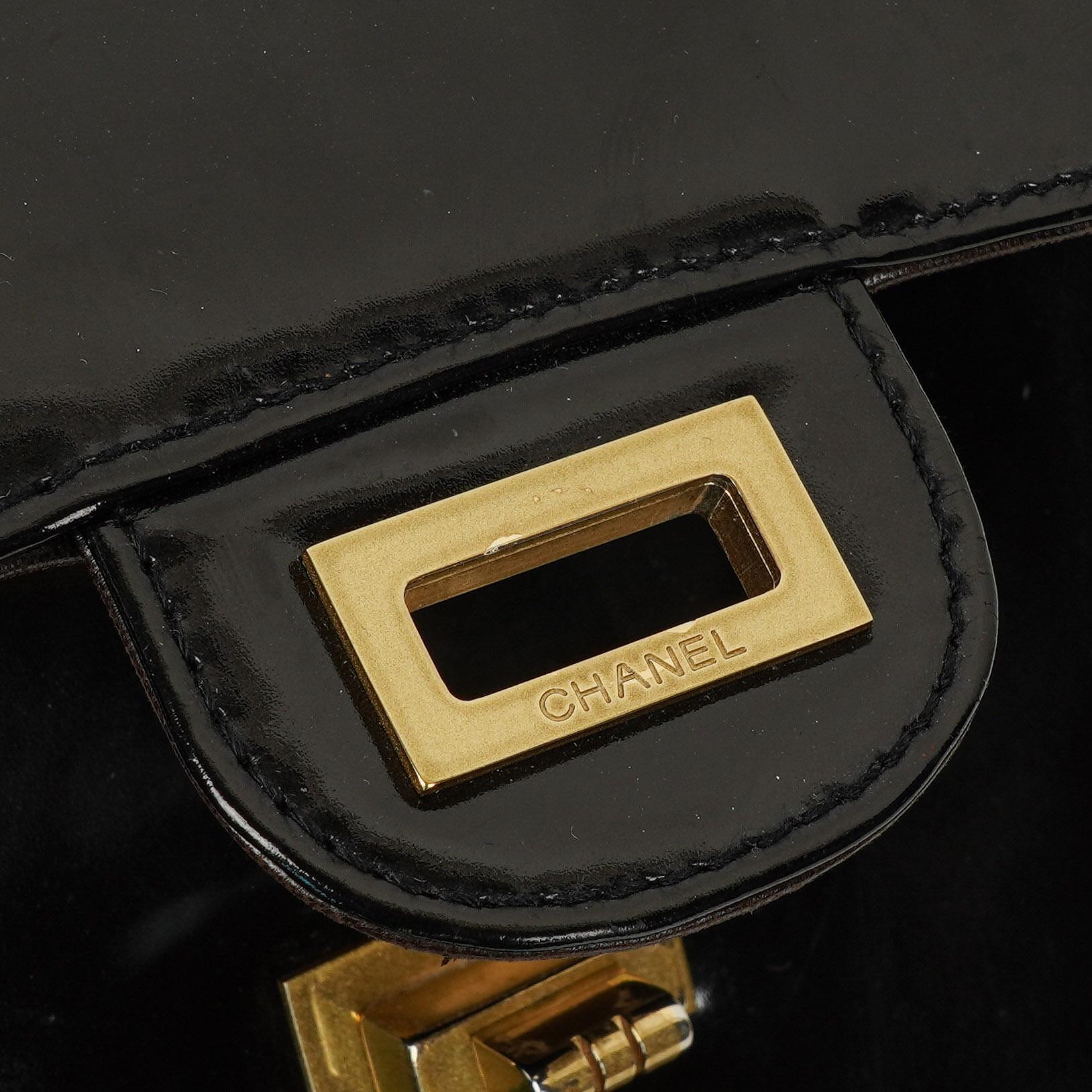 Chanel 2.55 Schultertasche aus schwarzem Lackleder mit Mademoiselle-Kette