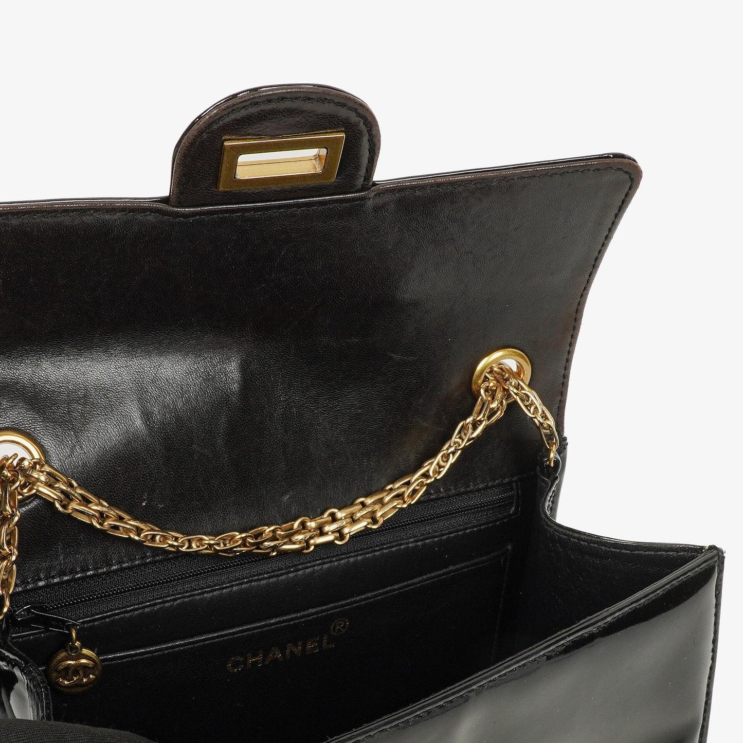 Chanel 2.55 Schultertasche aus schwarzem Lackleder mit Mademoiselle-Kette