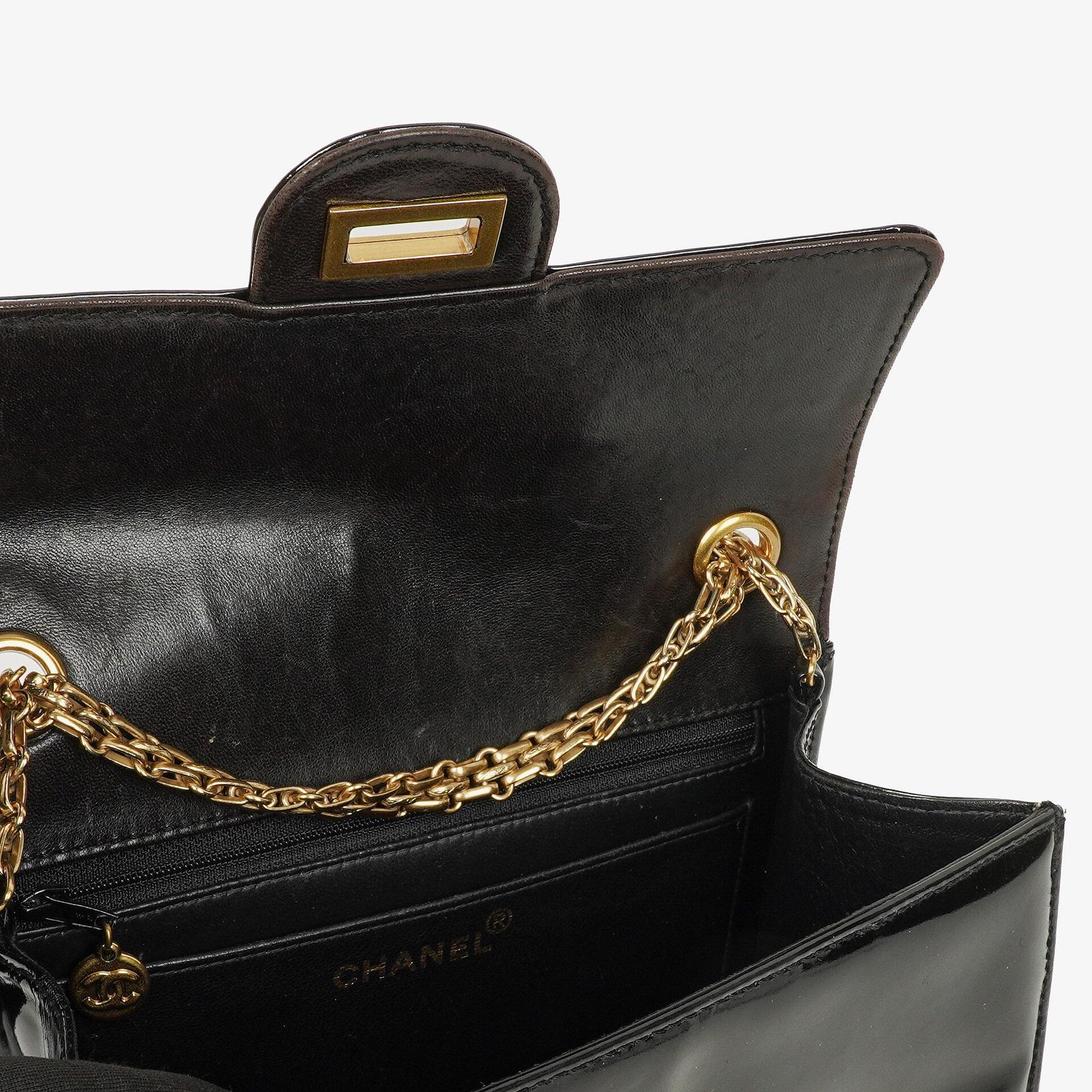 Chanel 2.55 Schultertasche aus schwarzem Lackleder mit Mademoiselle-Kette