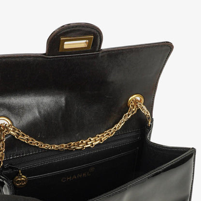 Chanel 2.55 Schultertasche aus schwarzem Lackleder mit Mademoiselle-Kette