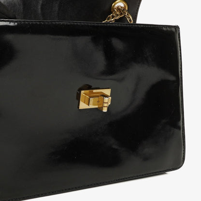 Chanel 2.55 Schultertasche aus schwarzem Lackleder mit Mademoiselle-Kette