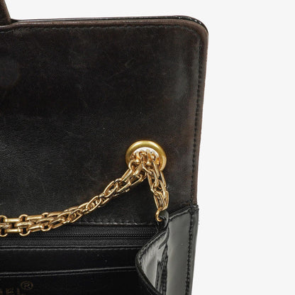 Chanel 2.55 Schultertasche aus schwarzem Lackleder mit Mademoiselle-Kette