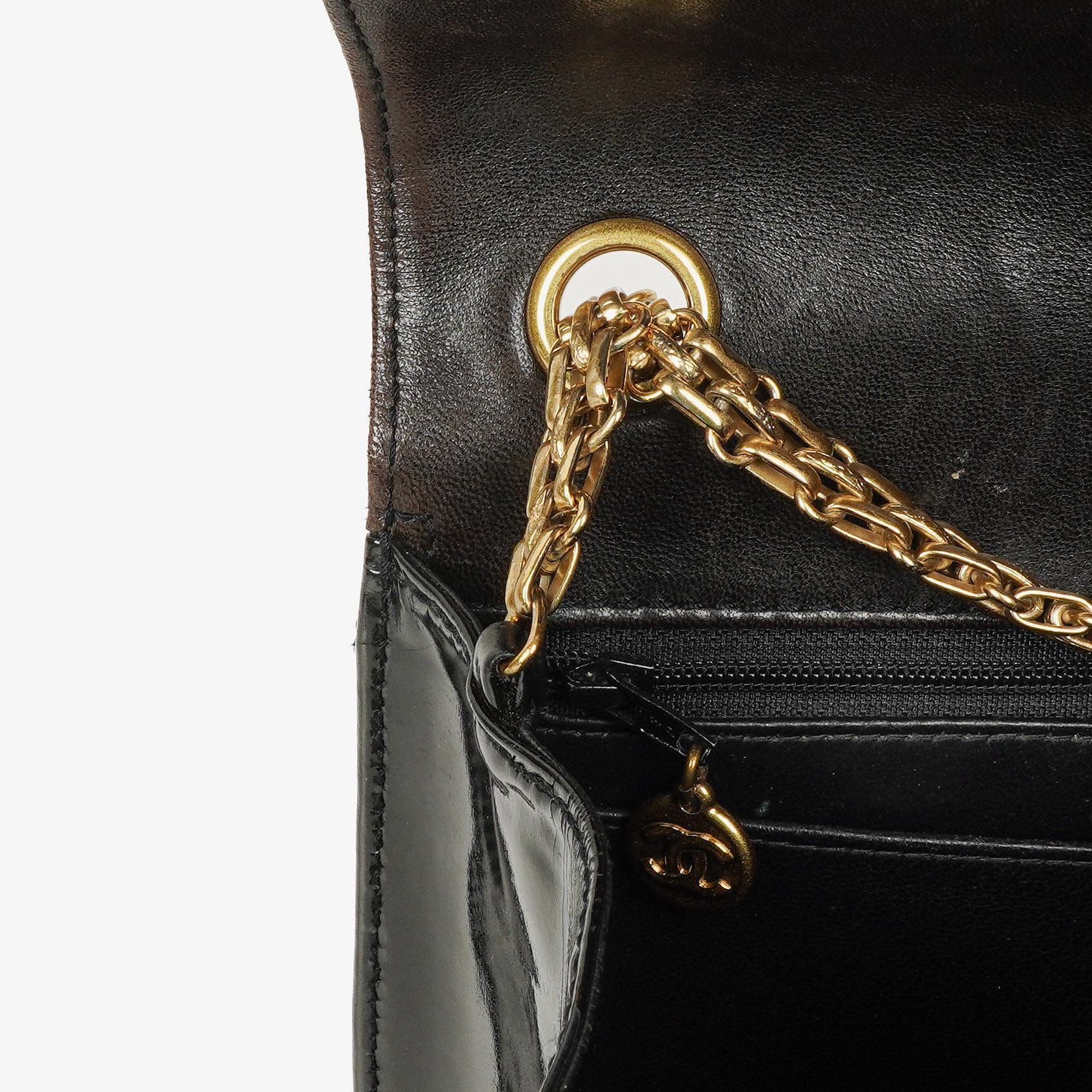 Chanel 2.55 Schultertasche aus schwarzem Lackleder mit Mademoiselle-Kette