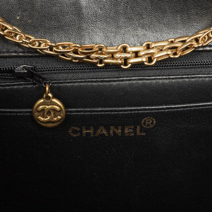 Chanel 2.55 Schultertasche aus schwarzem Lackleder mit Mademoiselle-Kette