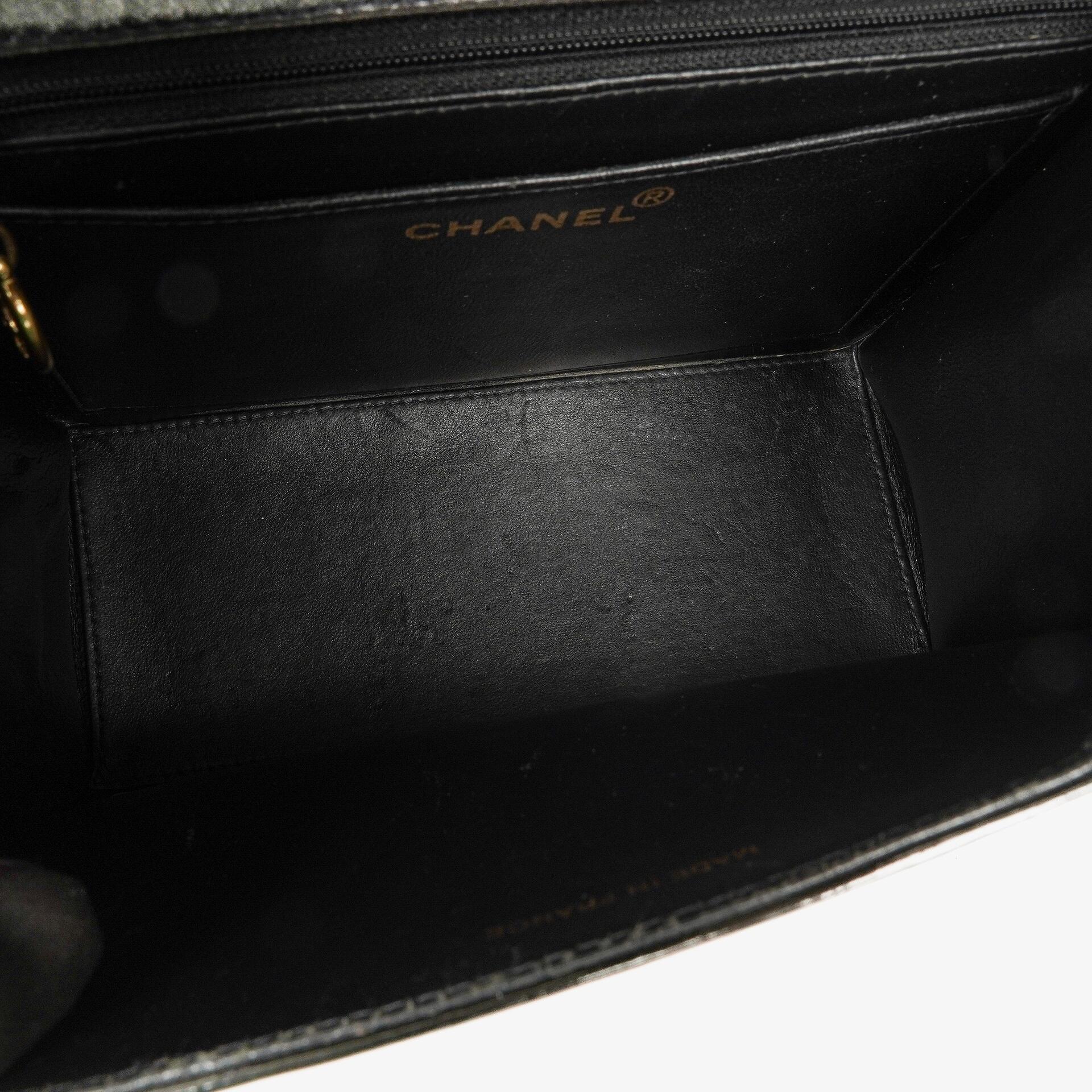 Chanel 2.55 Schultertasche aus schwarzem Lackleder mit Mademoiselle-Kette