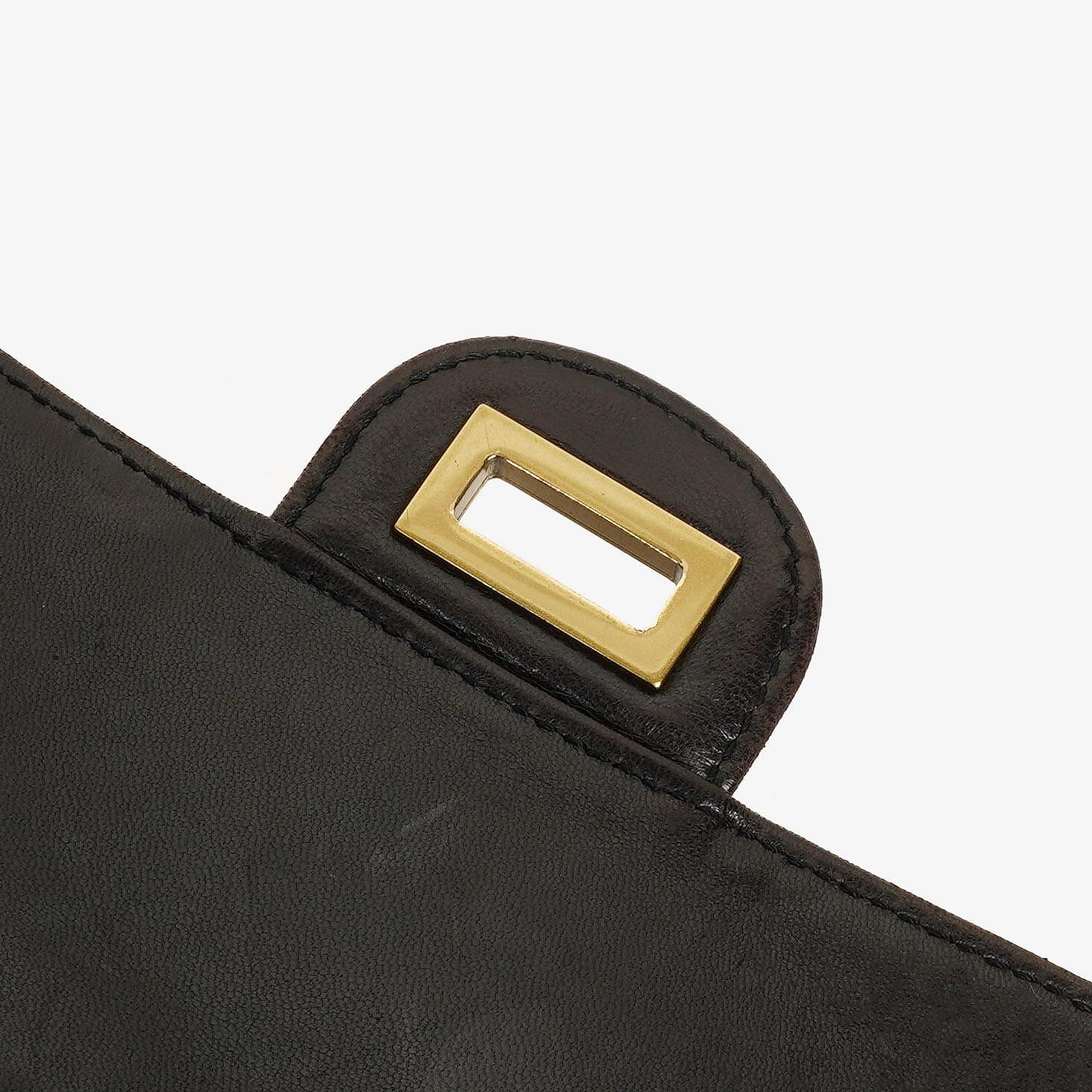 Chanel 2.55 Schultertasche aus schwarzem Lackleder mit Mademoiselle-Kette