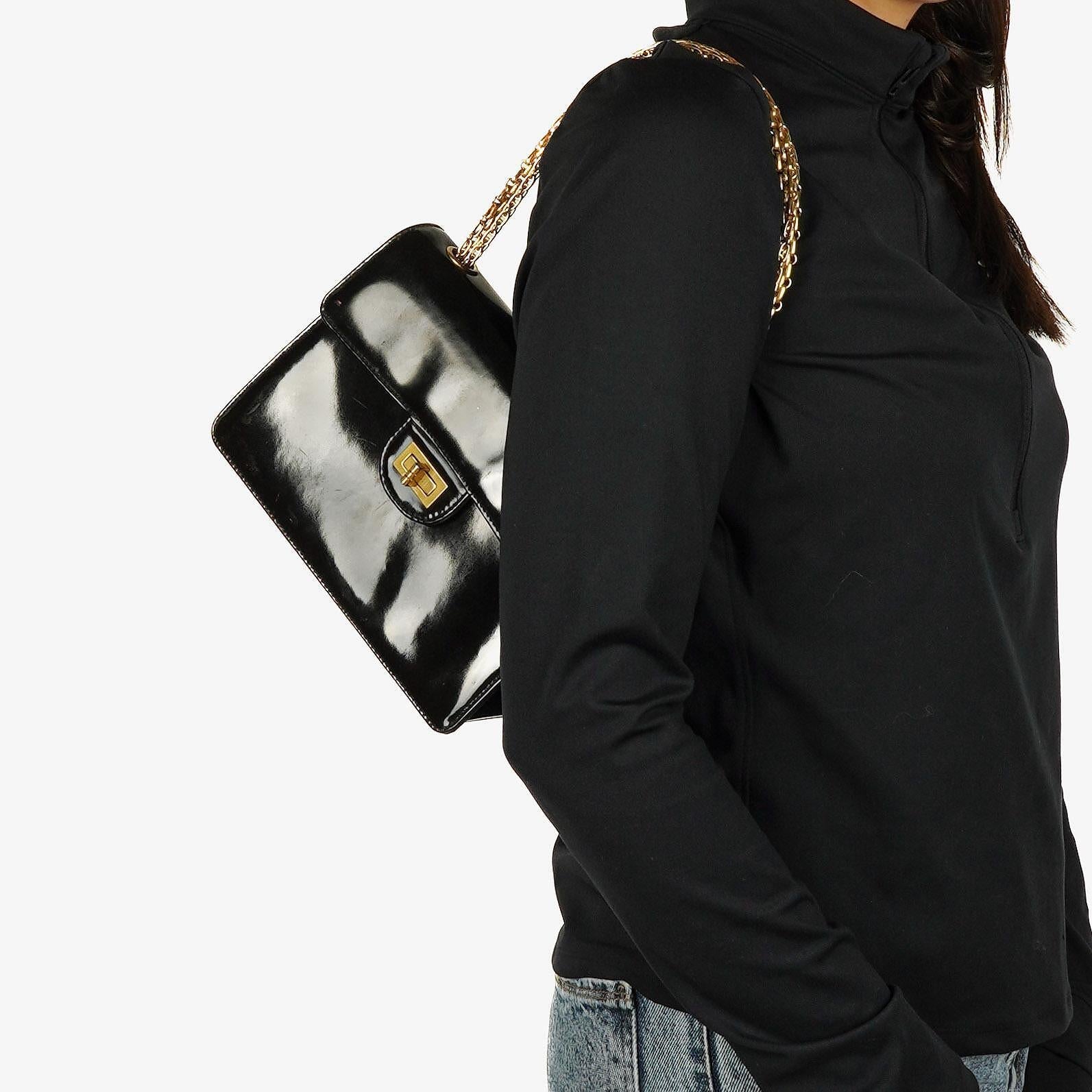 Chanel 2.55 Schultertasche aus schwarzem Lackleder mit Mademoiselle-Kette