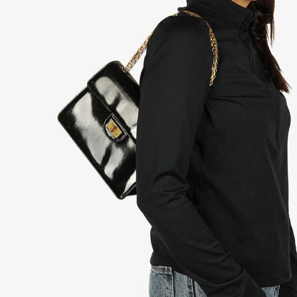 Chanel 2.55 Schultertasche aus schwarzem Lackleder mit Mademoiselle-Kette