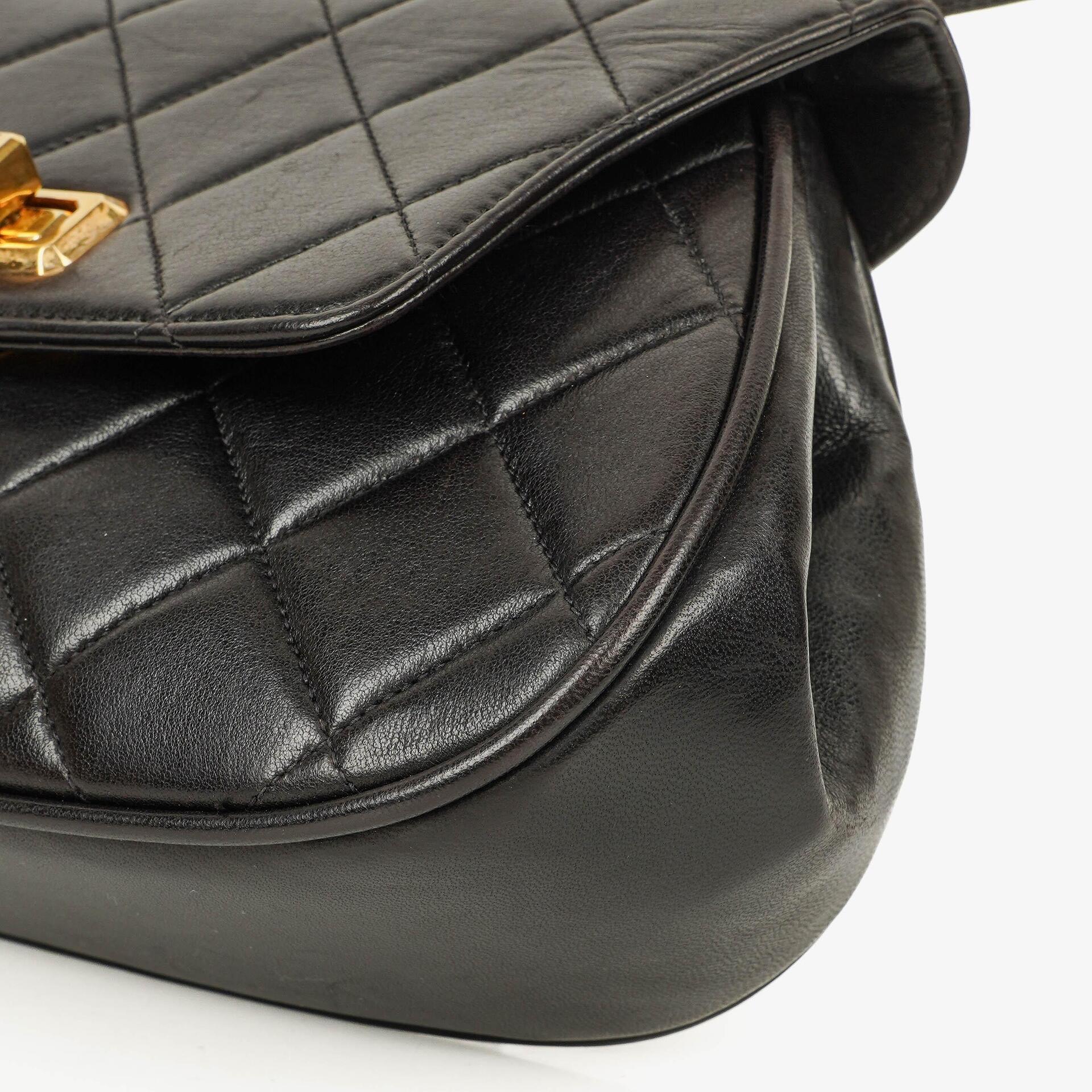 Chanel 2.55 Top-Handle Flap-Tasche aus schwarzem gestepptem Lammleder