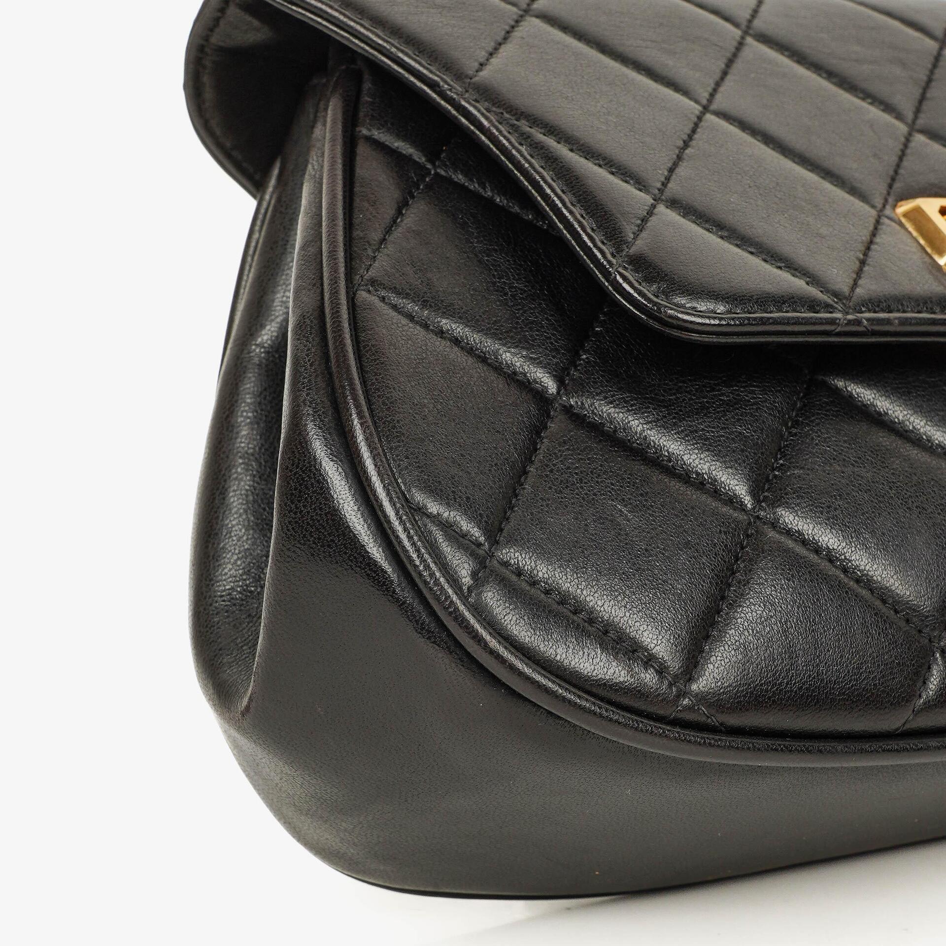 Chanel 2.55 Top-Handle Flap-Tasche aus schwarzem gestepptem Lammleder