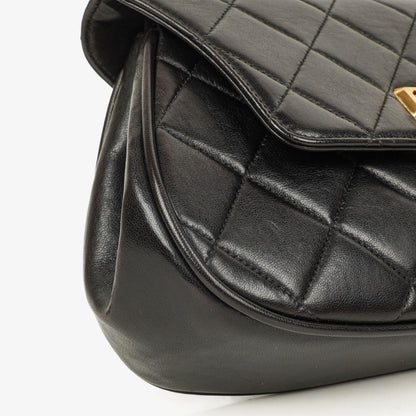 Chanel 2.55 Top-Handle Flap-Tasche aus schwarzem gestepptem Lammleder