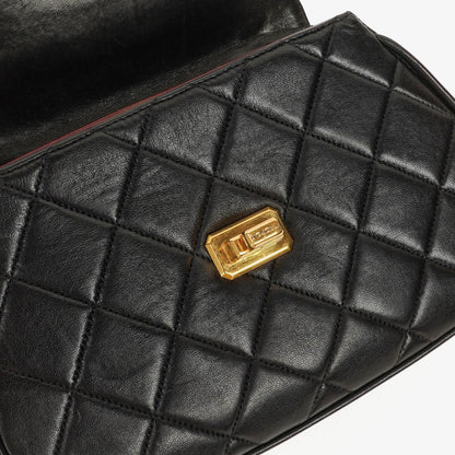 Chanel 2.55 Top-Handle Flap-Tasche aus schwarzem gestepptem Lammleder