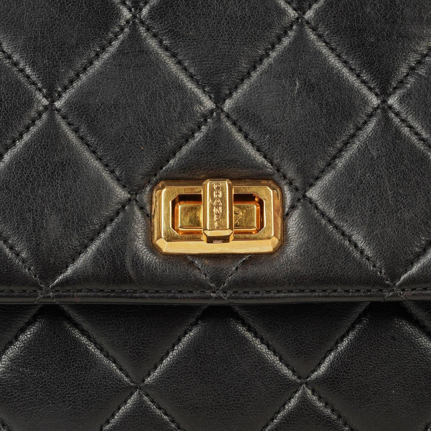Chanel 2.55 Top-Handle Flap-Tasche aus schwarzem gestepptem Lammleder