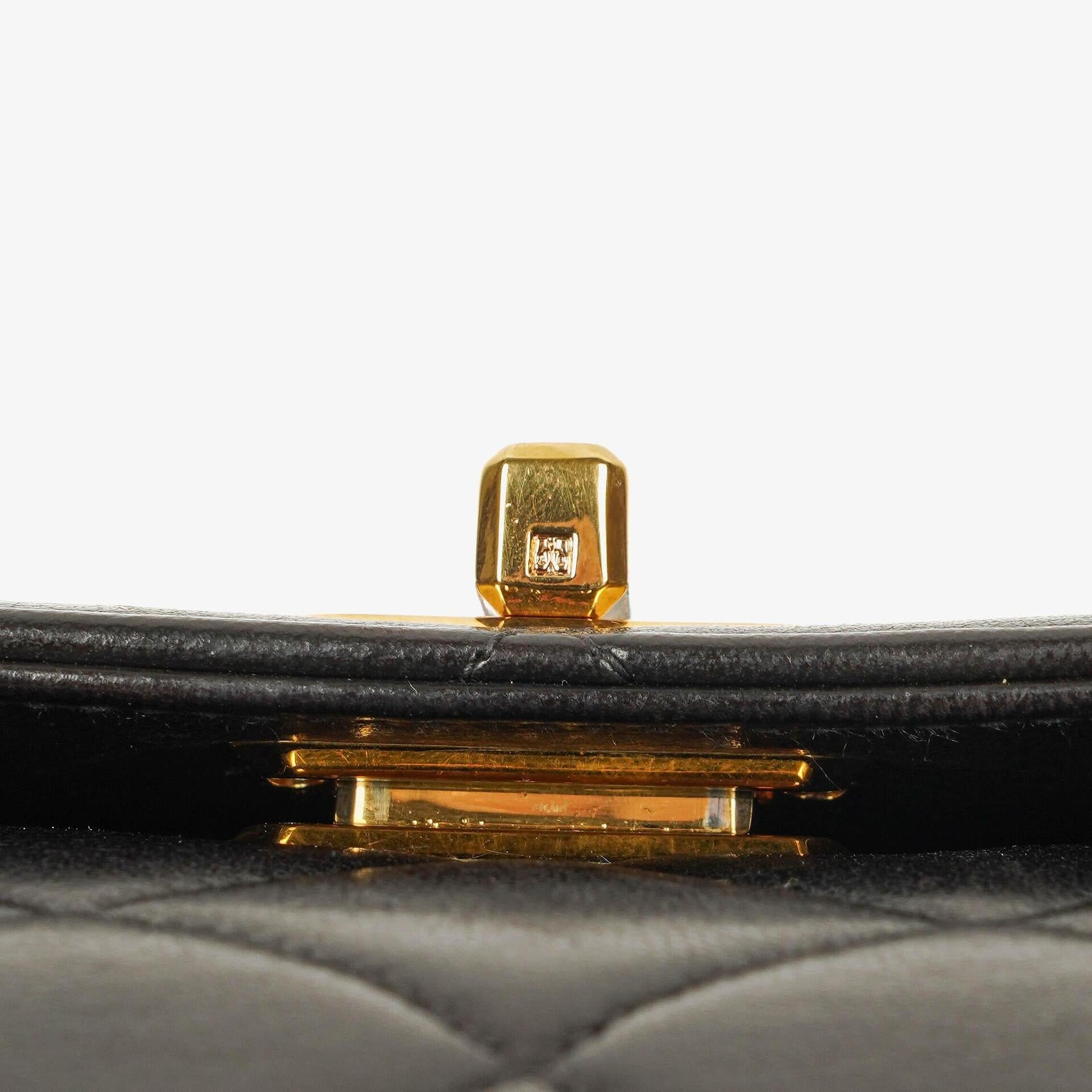 Chanel 2.55 Top-Handle Flap-Tasche aus schwarzem gestepptem Lammleder