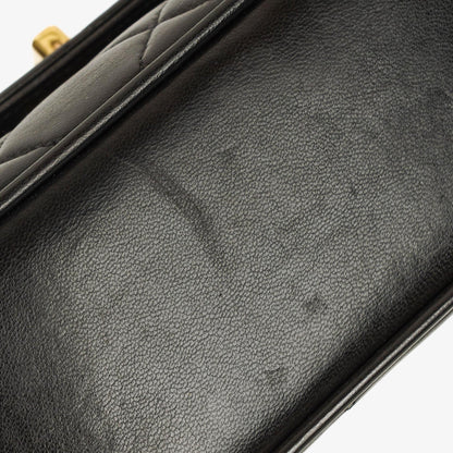 Chanel 2.55 Top-Handle Flap-Tasche aus schwarzem gestepptem Lammleder