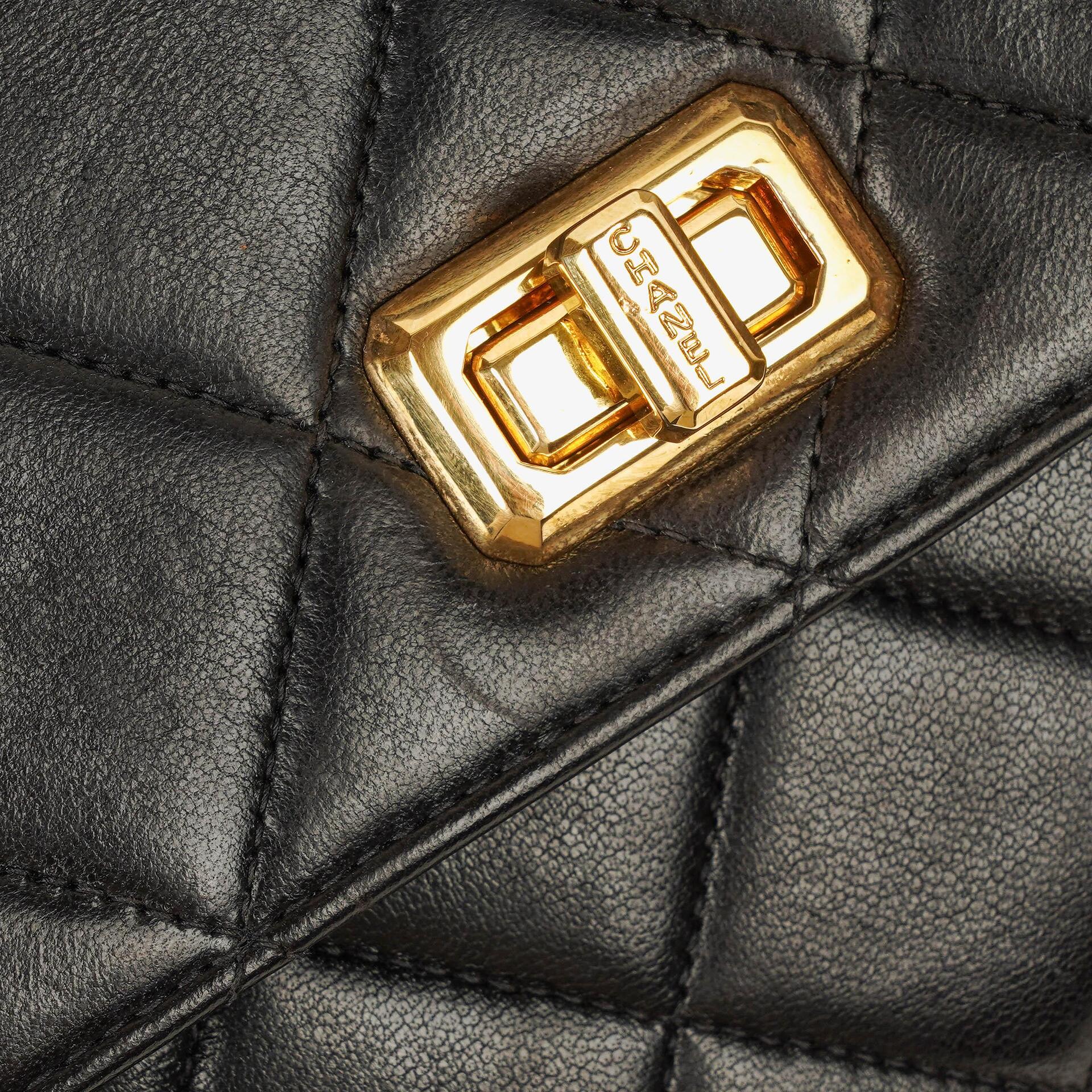 Chanel 2.55 Top-Handle Flap-Tasche aus schwarzem gestepptem Lammleder