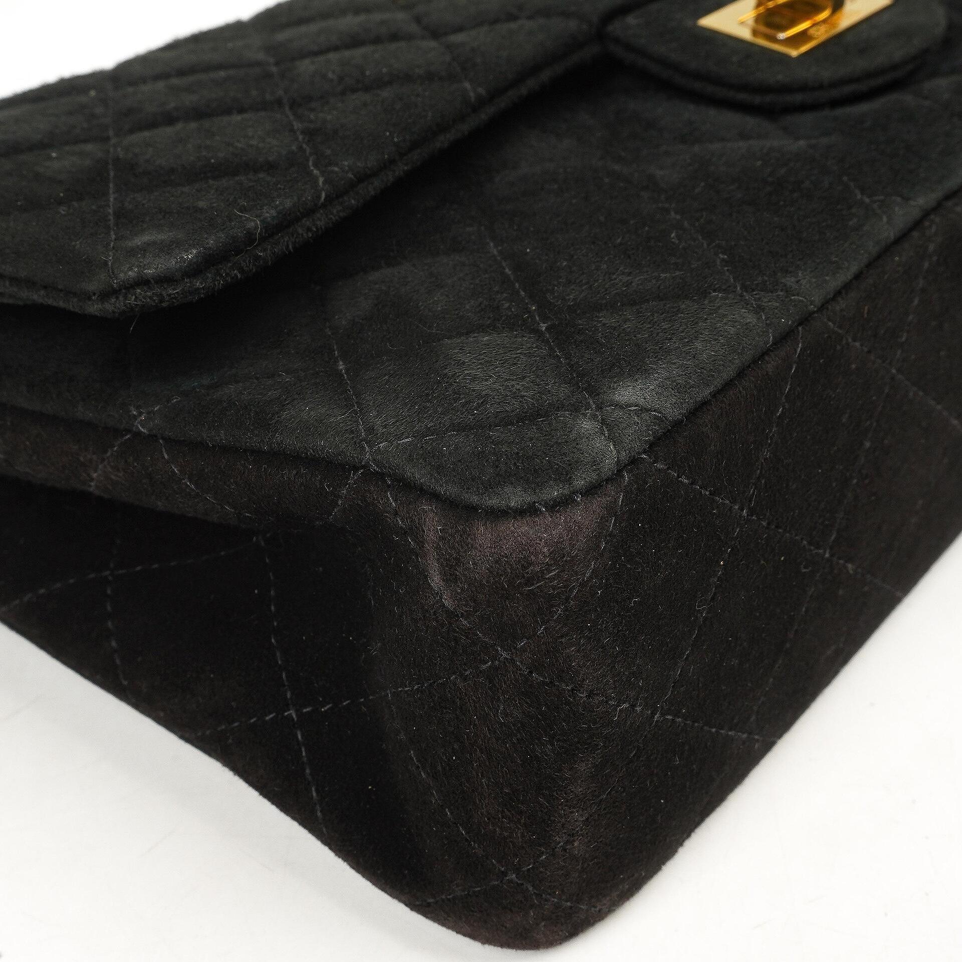 Chanel 2.55 Medium Classic Doppelklappentasche Schwarz Gepolstertes Wildleder Gold Hardware